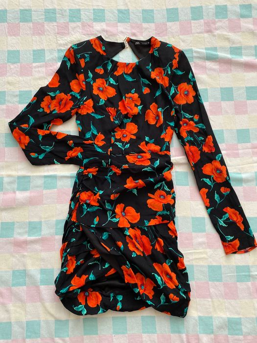 Рокля Zara с гол гръб