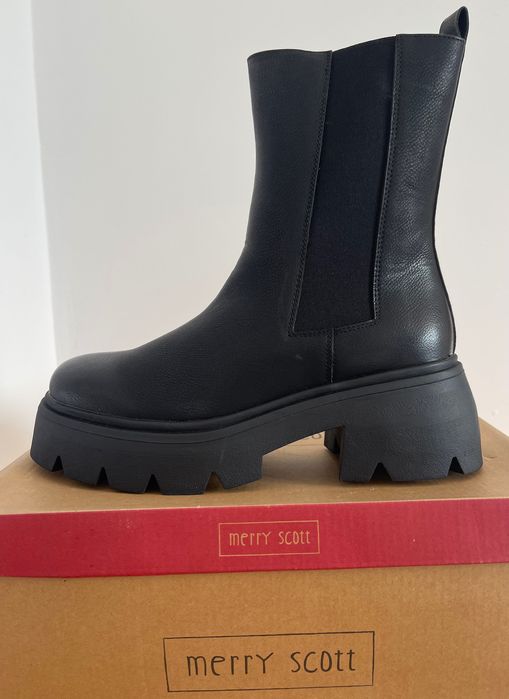 Дамски черни боти с масивна подметка – нови