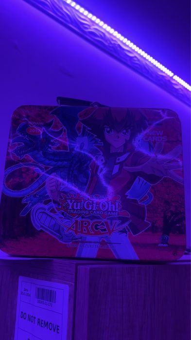 Продавам кутия с Yu-Gi-Oh! Карти