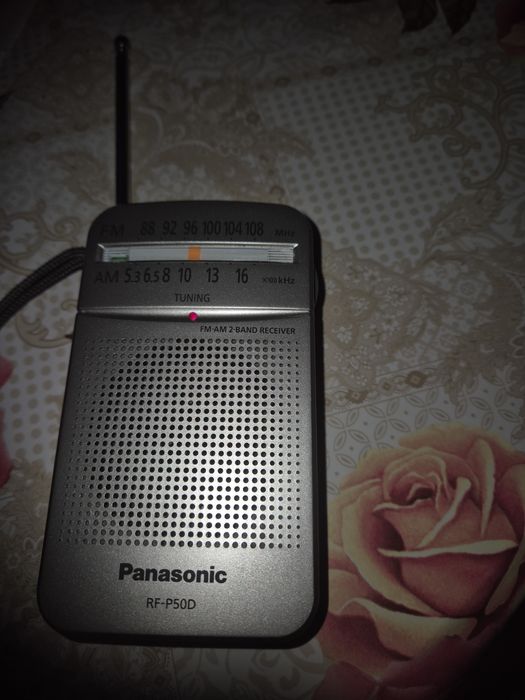 Vînd aparat de radio portabil