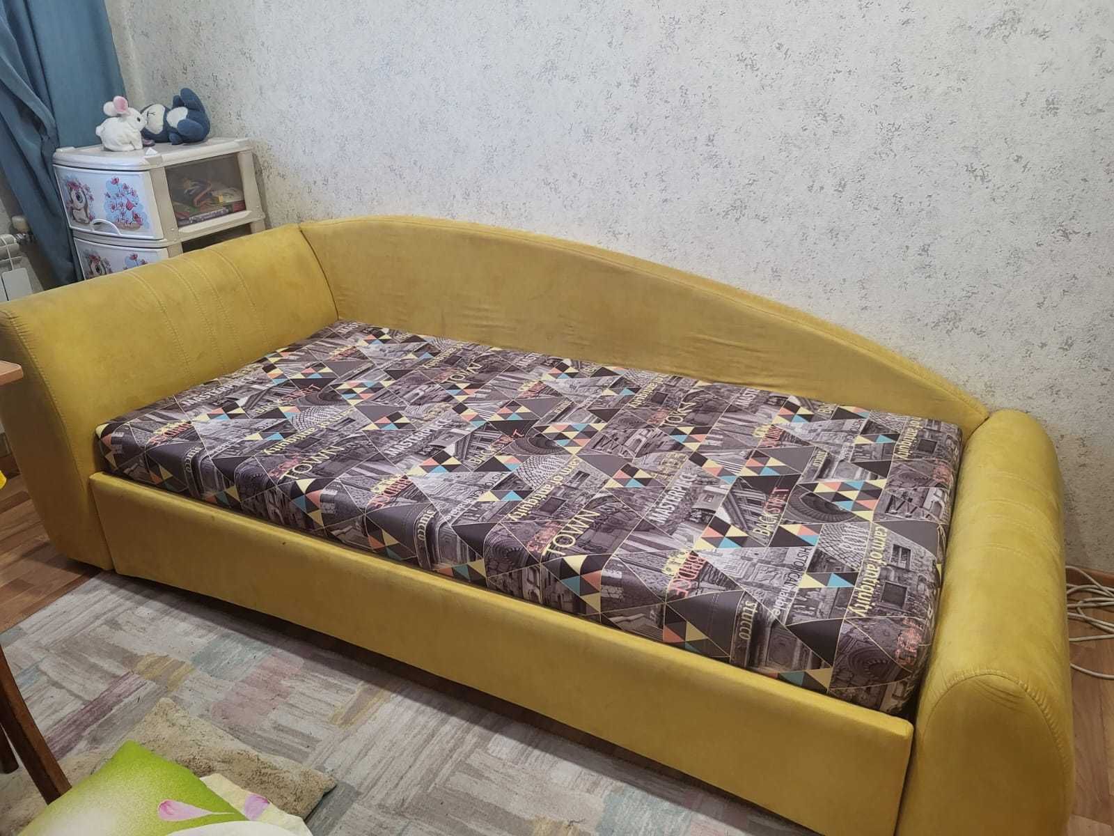 Стильная кровать с матрасом и подъёмным механизмом