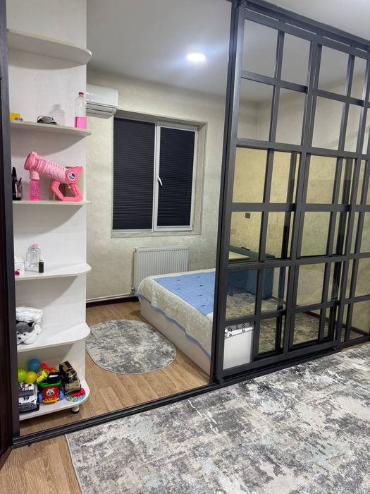 Срочна сотилади. 1 хона  Янгиҳаёт метро 3-бекат