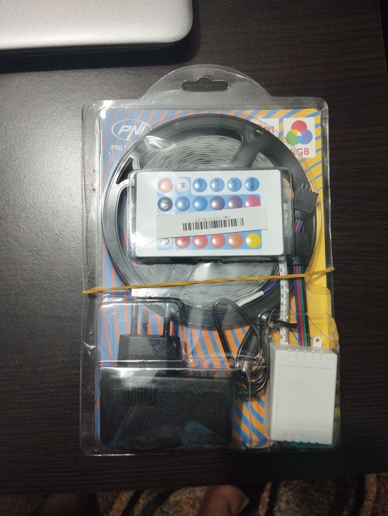 Banda LED RGB lungime 5 metri noua cu telecomanda