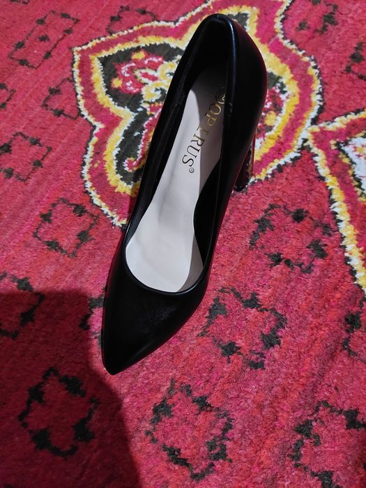 Продаются туфли на каблуках.