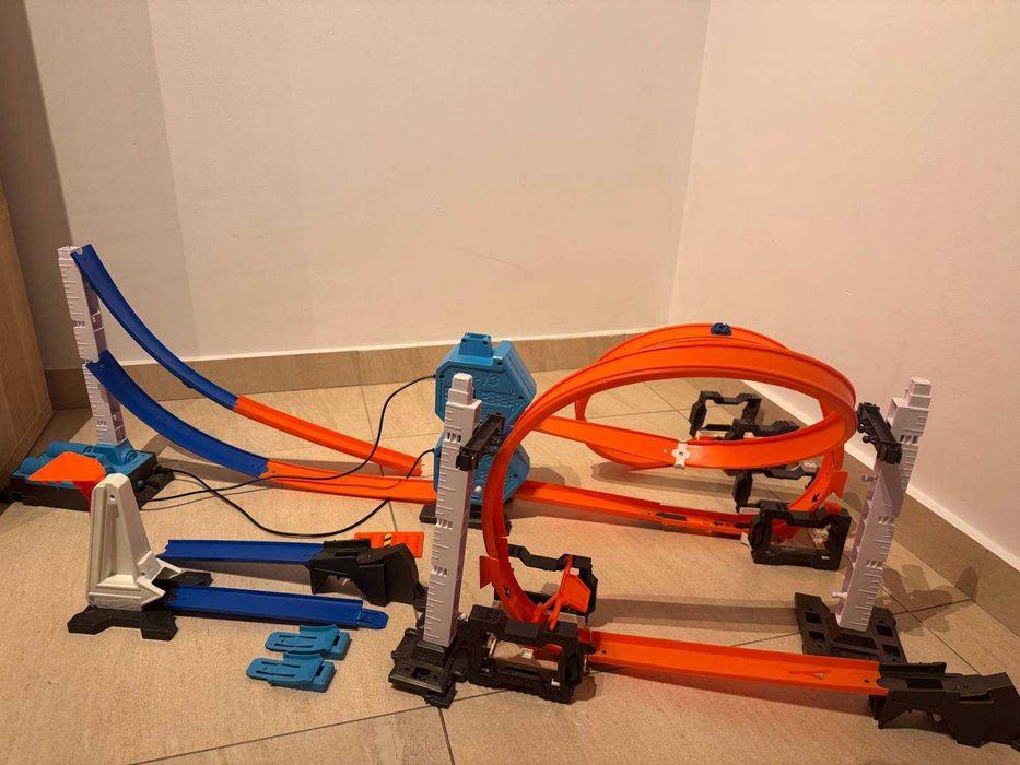 Писта Hot Wheels Track Builder kit with power boost.Най-добрата серия!