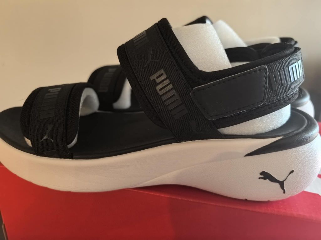 Чисто нови оригинални сандали Puma.