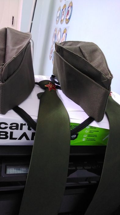 Военные Пилотки 3 штуки и галстуки 3 штуки  и значки детские 10/15 лет