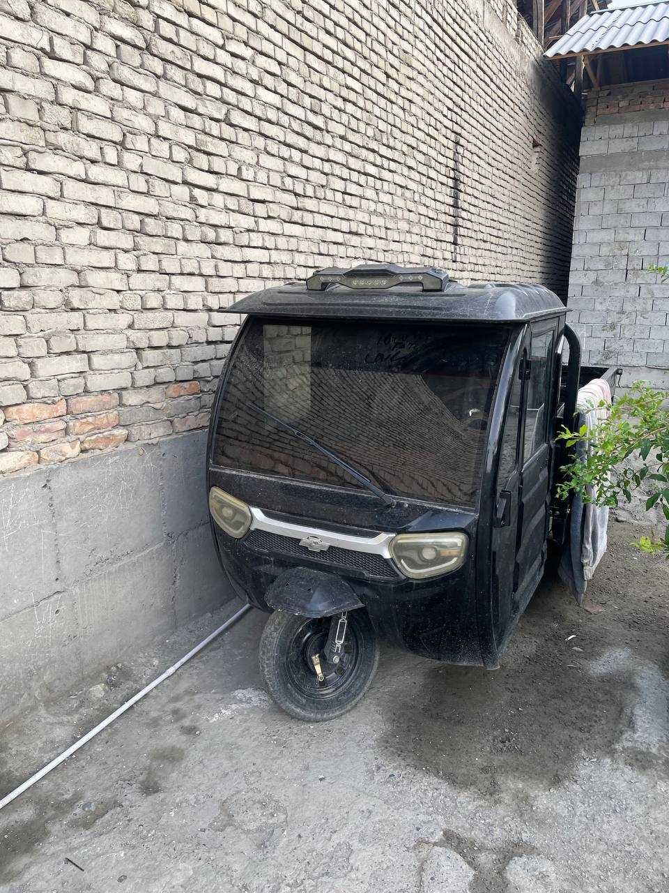 Motoroller elektorni 1/5 tona yuk xajmi akumlatorda biroz momo bor