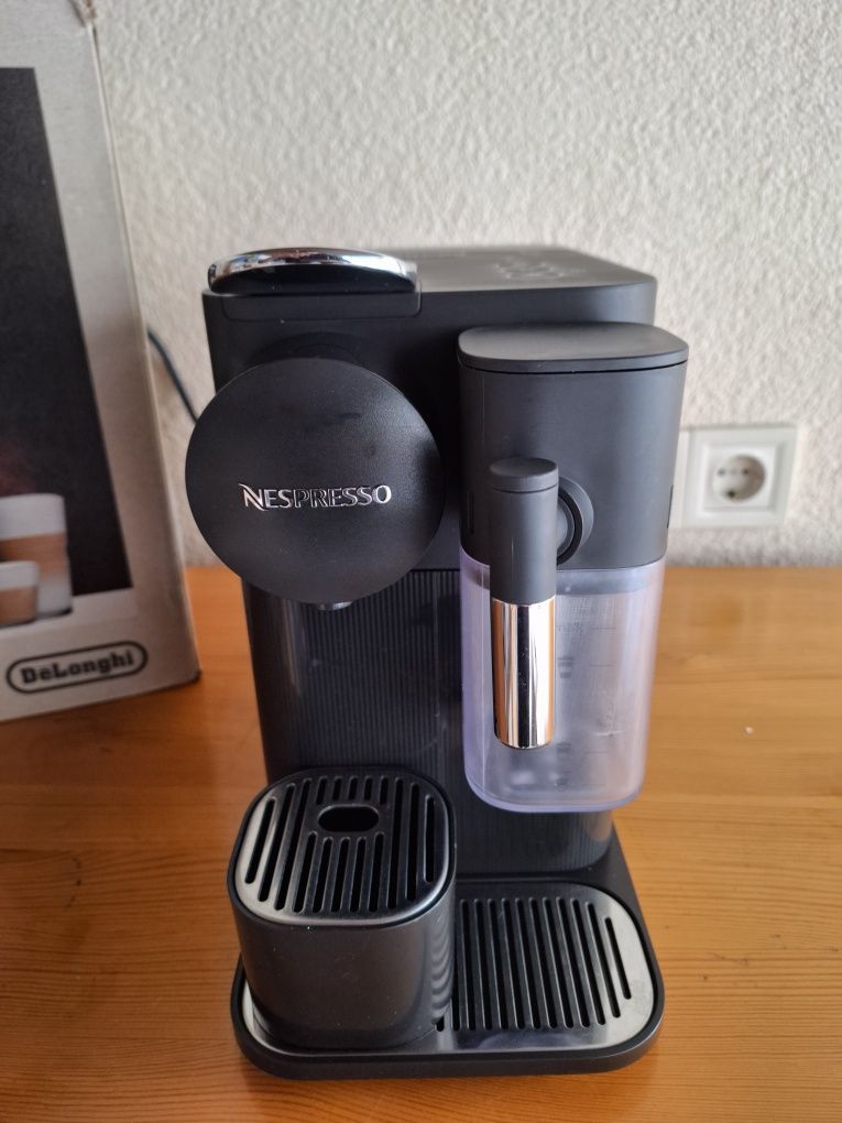 Кафемашина с капсули Nespresso EN-500.W Lattissima One, 19 bar, 1400 W