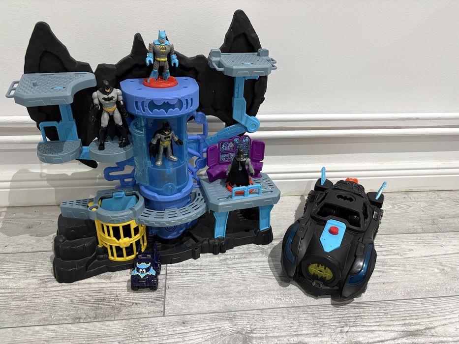 Lot  Masina si statie Batman