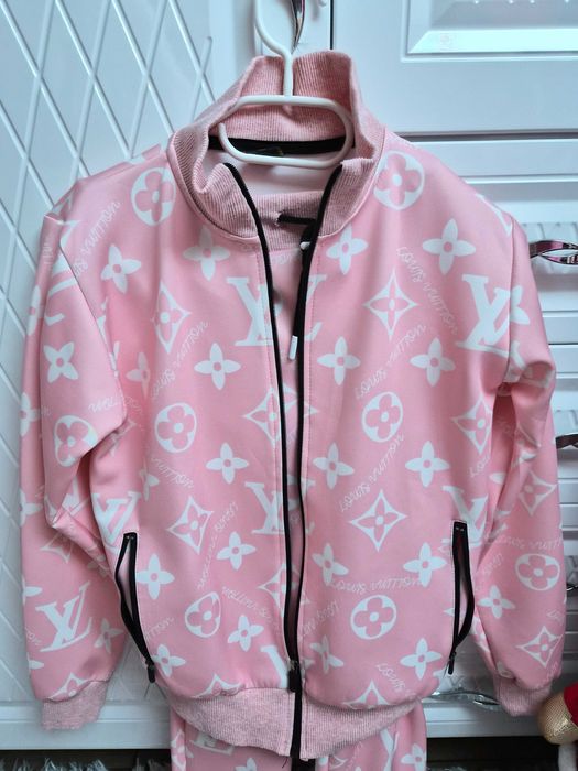 Продавам детски екип за момиче