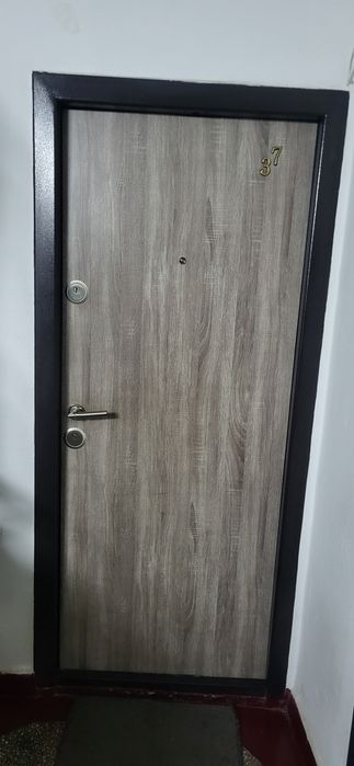 Ușa Apartament deschidere pe dreapta preț negociabil.