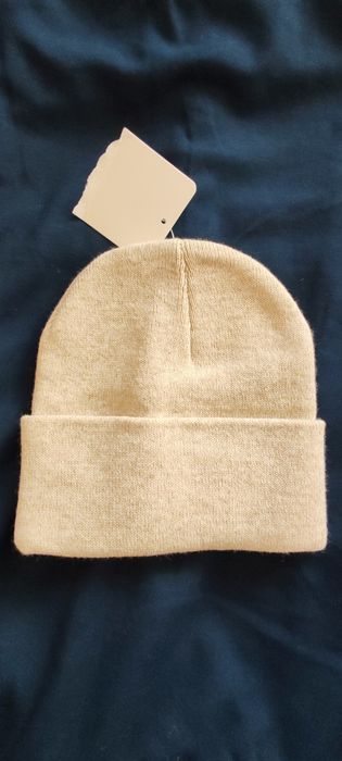 Бежевая теплая шапка