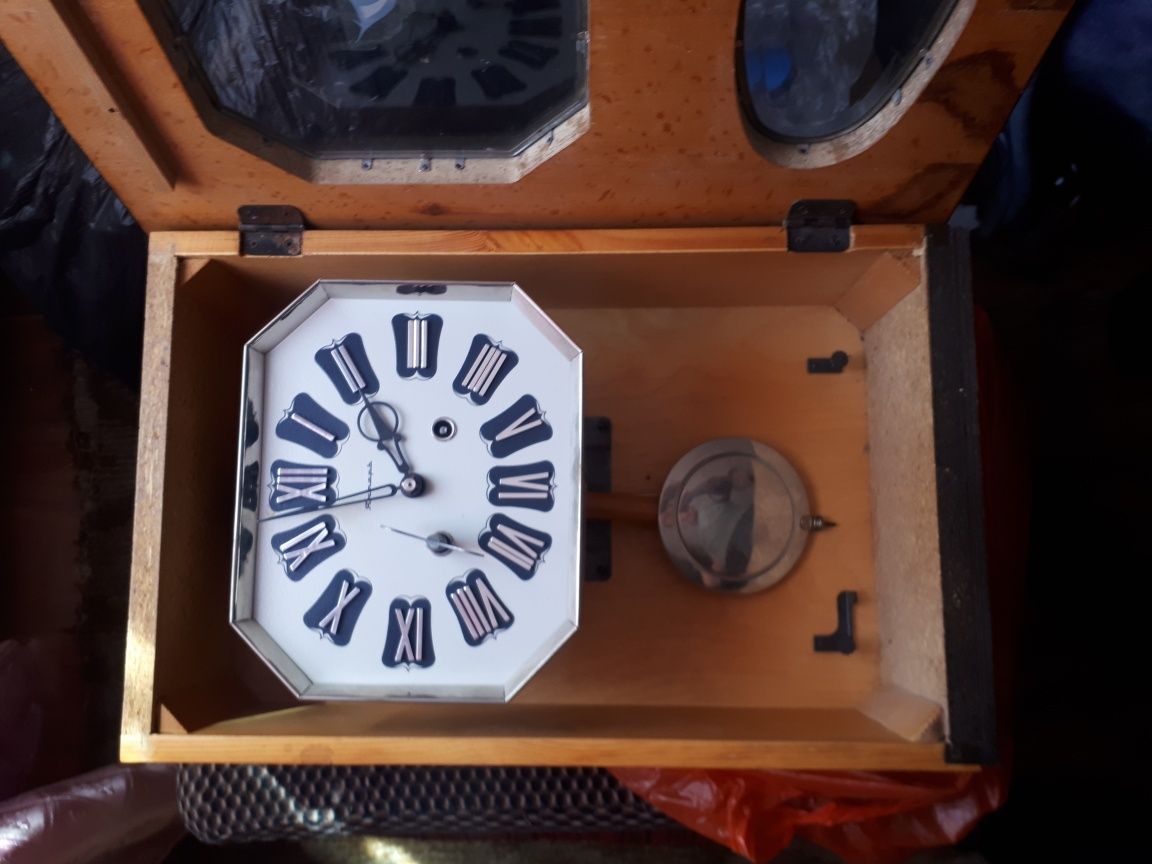 Старинные часы с подзаводнкой