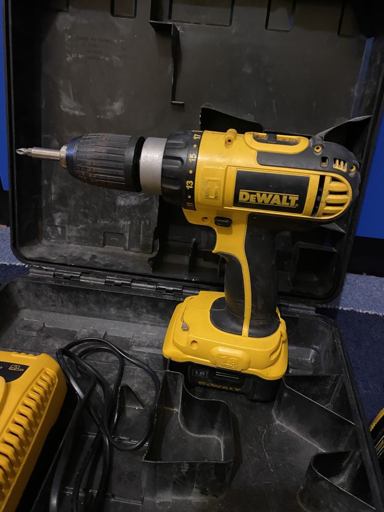 Masina de gaurit originala DeWalt cu 2 acumulatori si incarcator