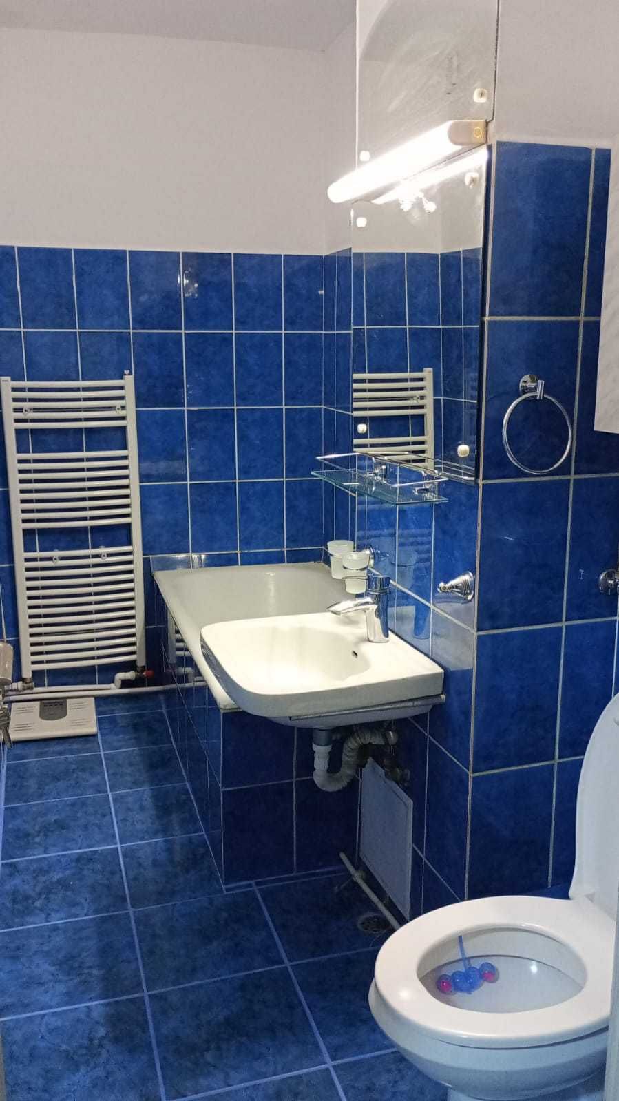 Proprietar , inchiriez apartament 3 camere ,zona liceul sportiv .