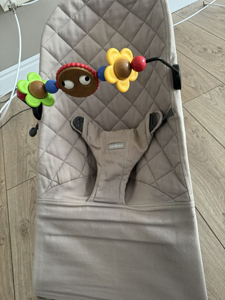 Продам шезлонг Babybjorn