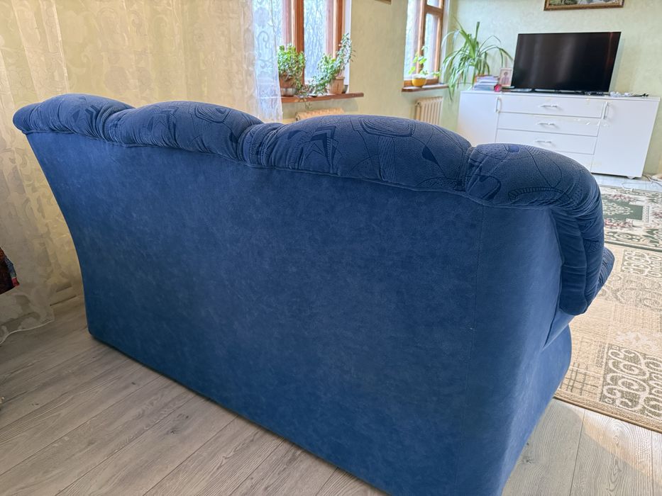 Продается диван с креслами.