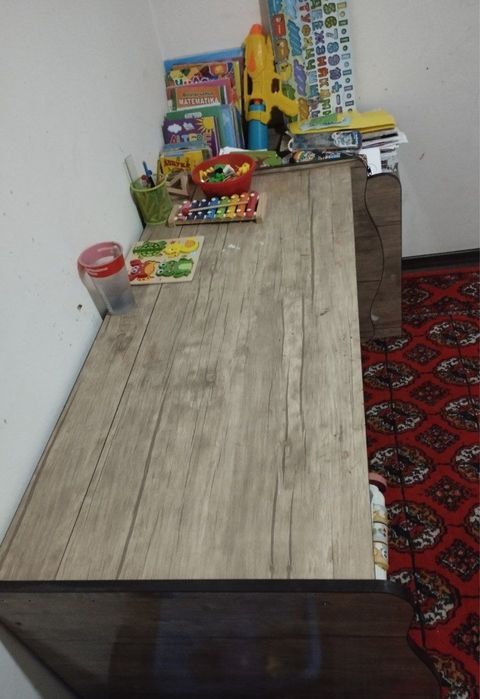 Kravat va dars uchun stol sotiladi