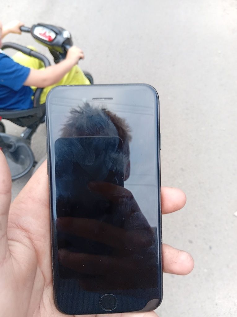 Продам IPhone--7