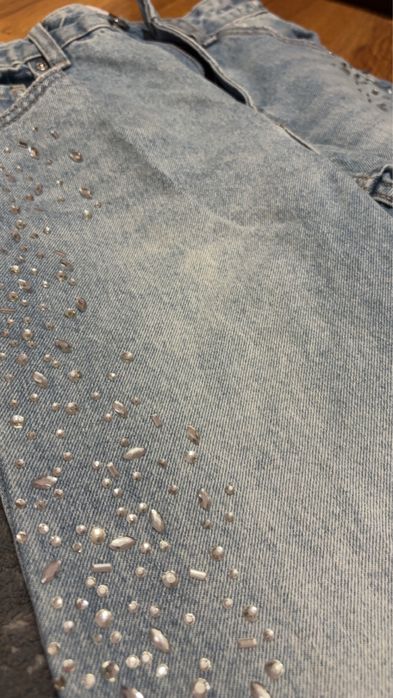 Дънки с камъчета от Бершка