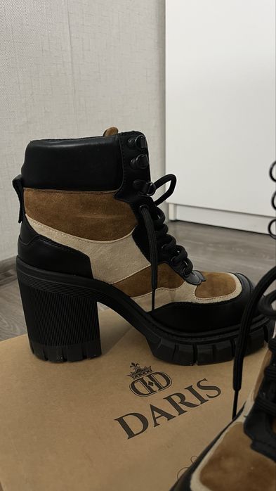 Чисто нови дамски боти – магазин Дарис