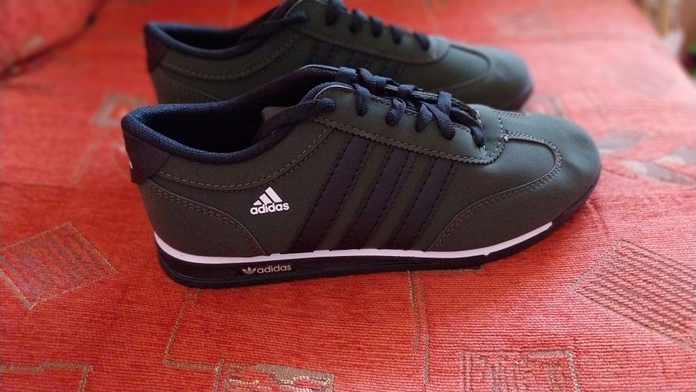 Маратонки адидас 42