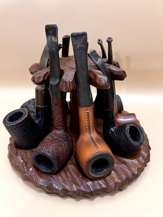 Suport realizat din lemn ce vine insotit de o colectie de 9 pipe