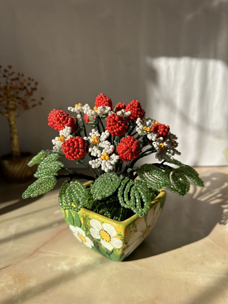 Клубника из бисера, цветы из бисера