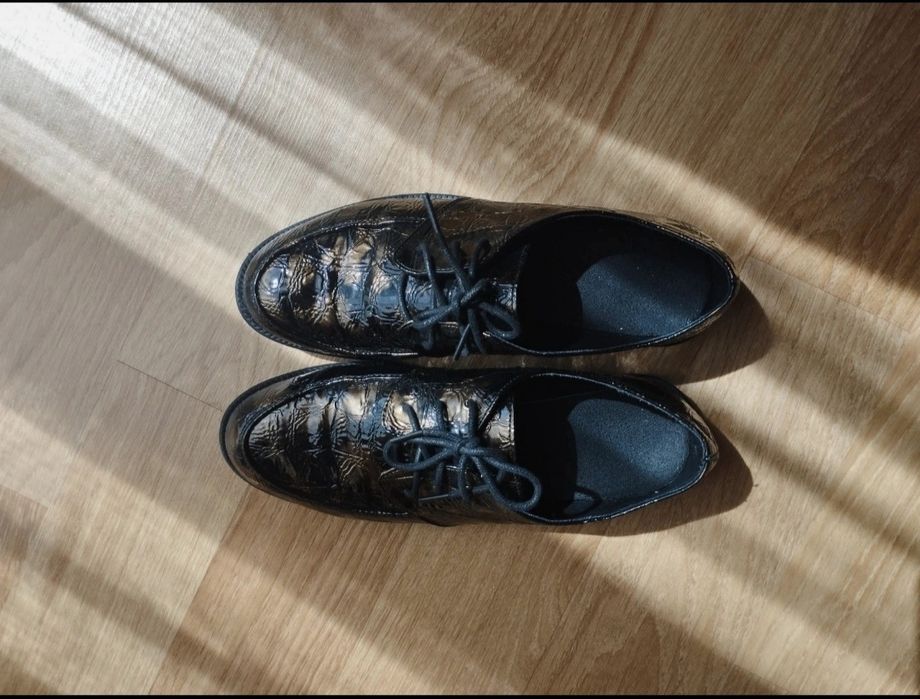 Pantofi eleganți cu șireturi din piele lăcuită, de culoare maro