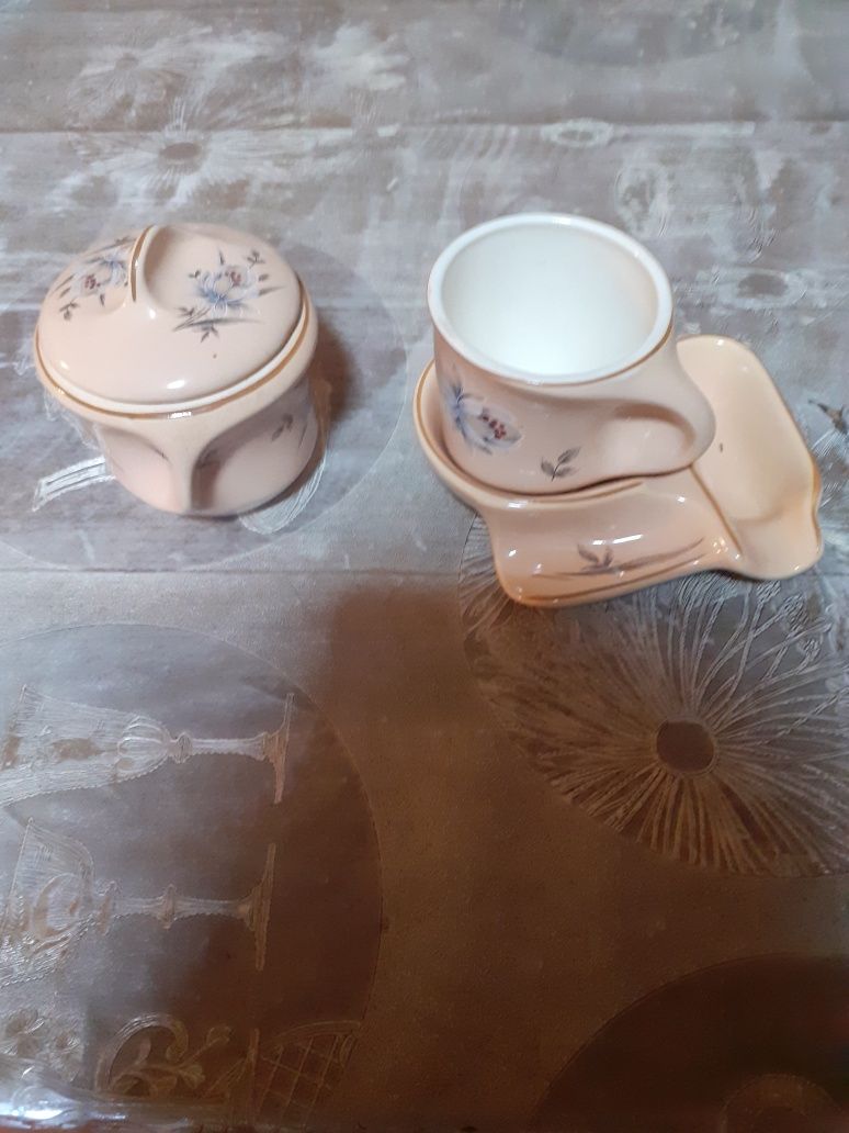 Ceașcă de cafea ,măsuță  din lemn