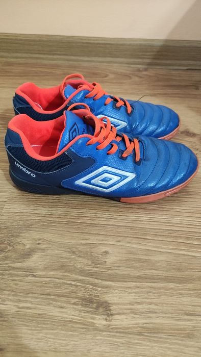 Umbro футболни стоножки 34 номер
