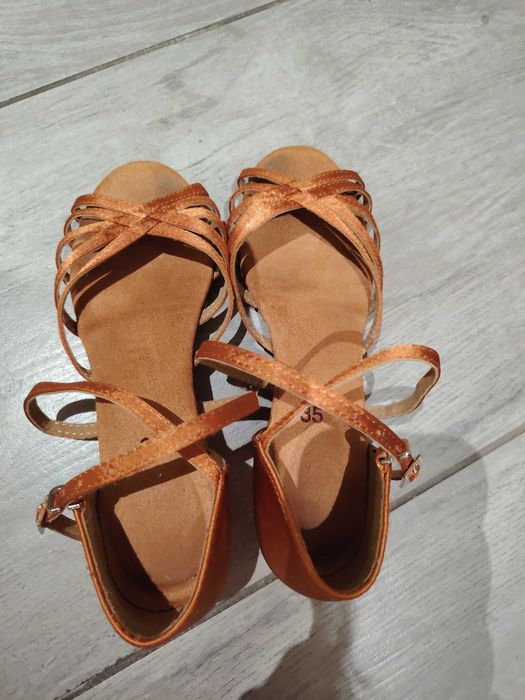 Обувки за латино танци