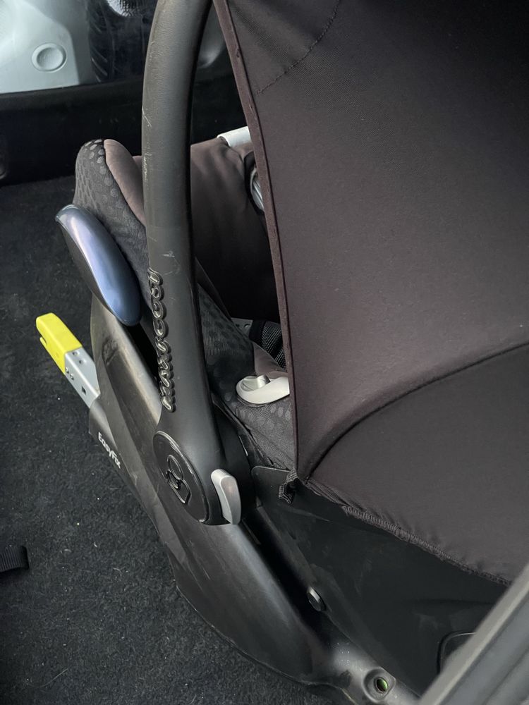 Maxi Cosi ISOFIX база + Maxi Cosi Cabrio Fix столче за кола seat