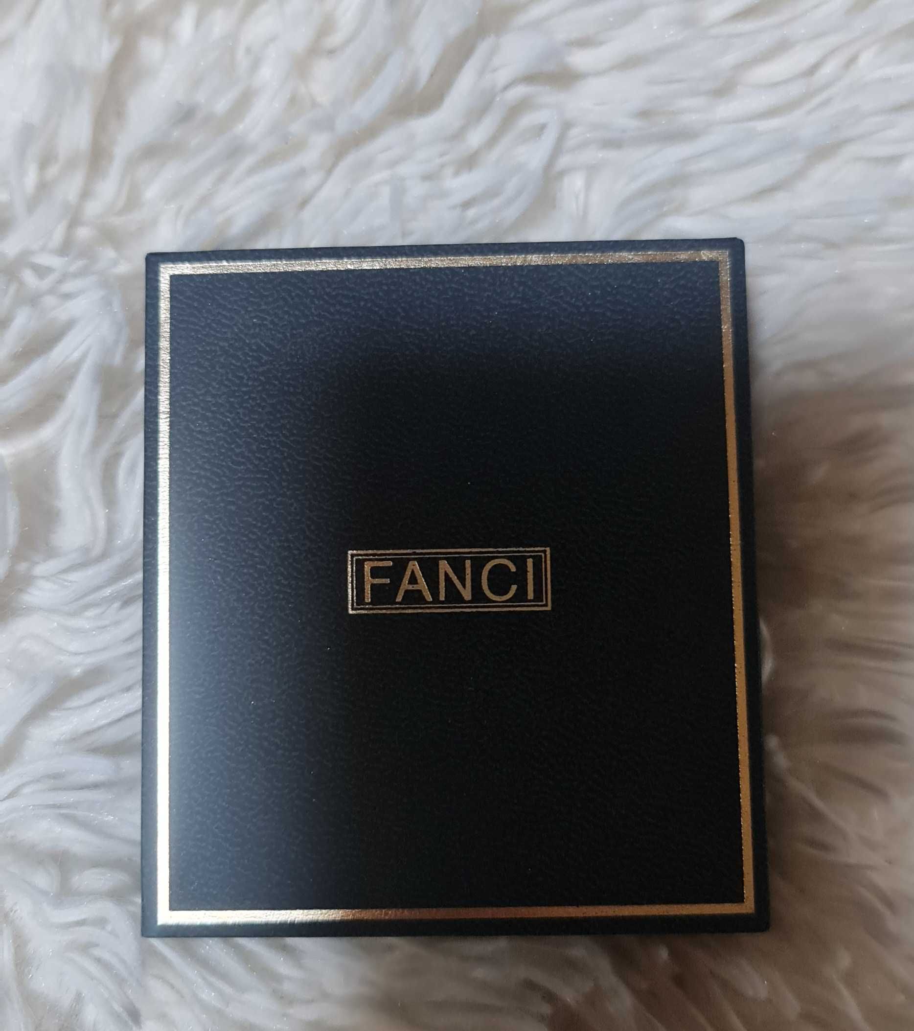 Lănțișor nou, Fanci