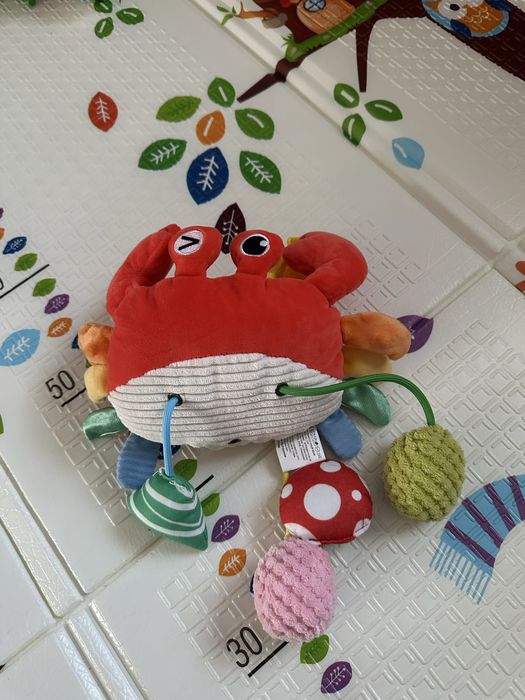 Лот черно бели играчки с подарък рак