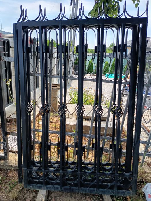 Panou gard cu stâlpi și porți