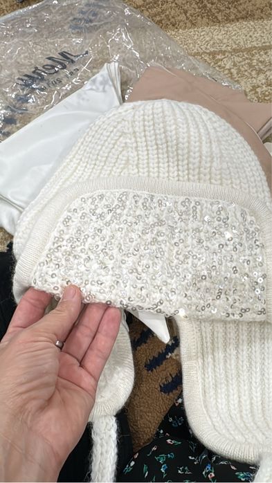 Қысқы жаңа бас киімдер сатылыды.