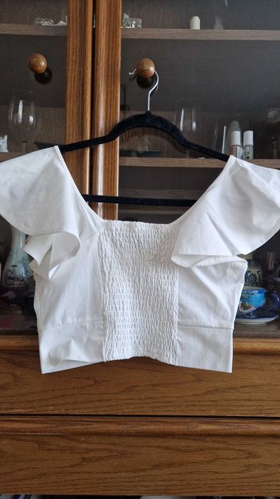 Top cu volane alb
