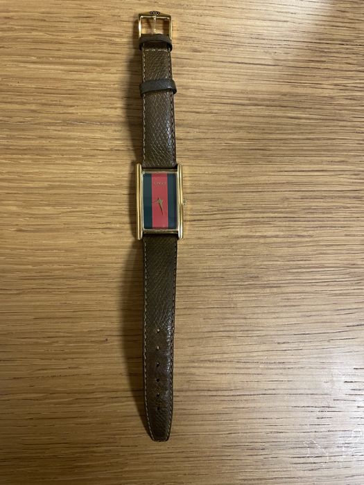 Дамски часовник GUCCI  модел 2600М