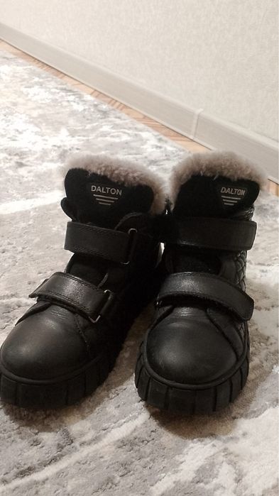 Продам осенние ботинки для девочек