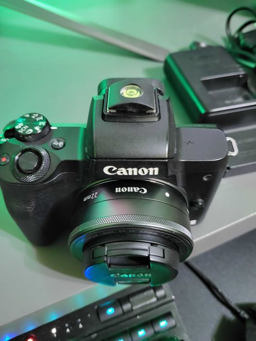 Canon M50 Mark II + 22mm F2.0 + baterie extra si accesorii