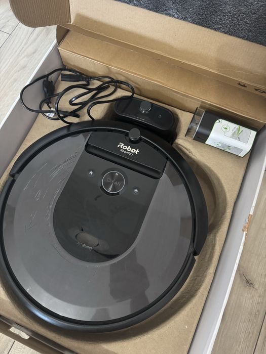 Robot aspirator Roomba i7 WiFi smart, 33W, la cutie