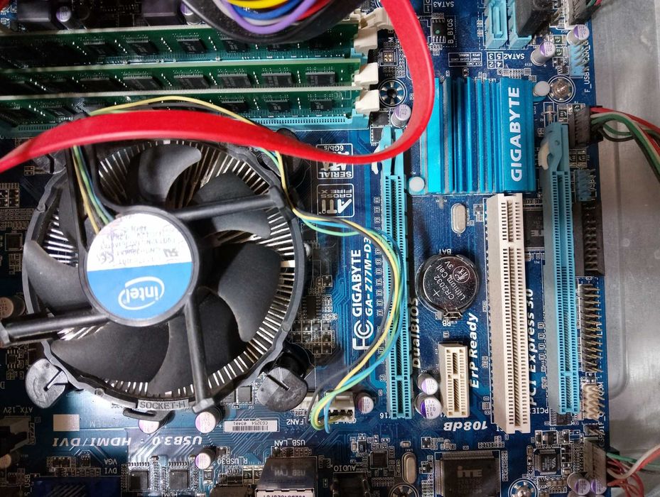 Desktop cu procesor Intel Core i5, 24.00 GB memorie ram, Win 11