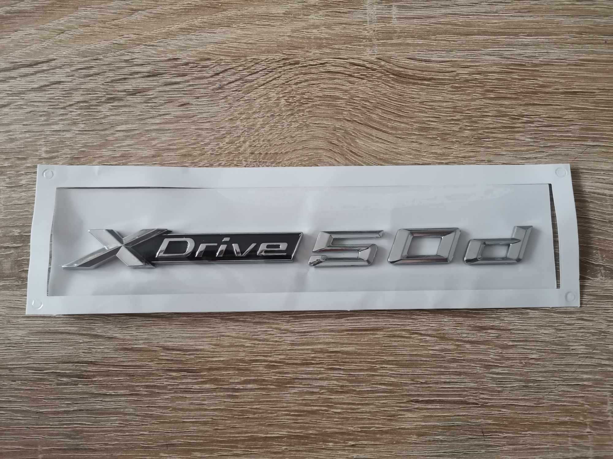сребрист надпис BMW Xdrive 50d