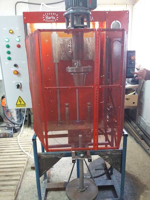 Utilaj industrial semi-automat pentru formare ceramică (300–400 buc)