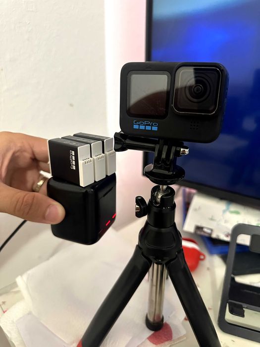 GoPro Hero 11 + 3 оригинални батерии + Charger + статив / selfie stick