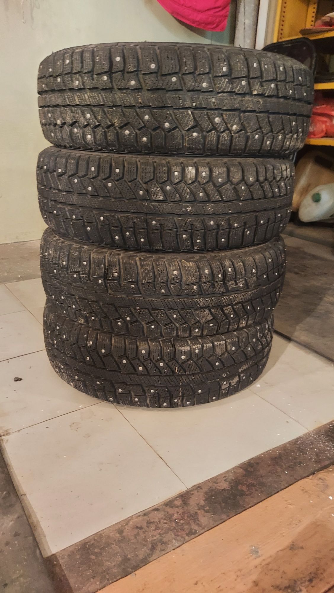 Продам  зимняю шипованую  резину