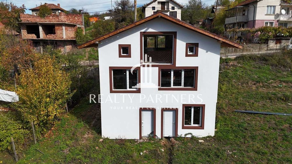 Къща в гр. Земен