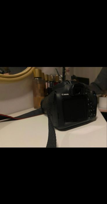 Camera Canon EOS2000D